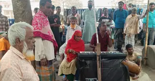 ‘মাদ্রাসাছাত্রদের’ হুমকি: ৬ দিন পর আবার গান গাইলেন অন্ধ হেলাল, এখনও কাটেনি ভয়